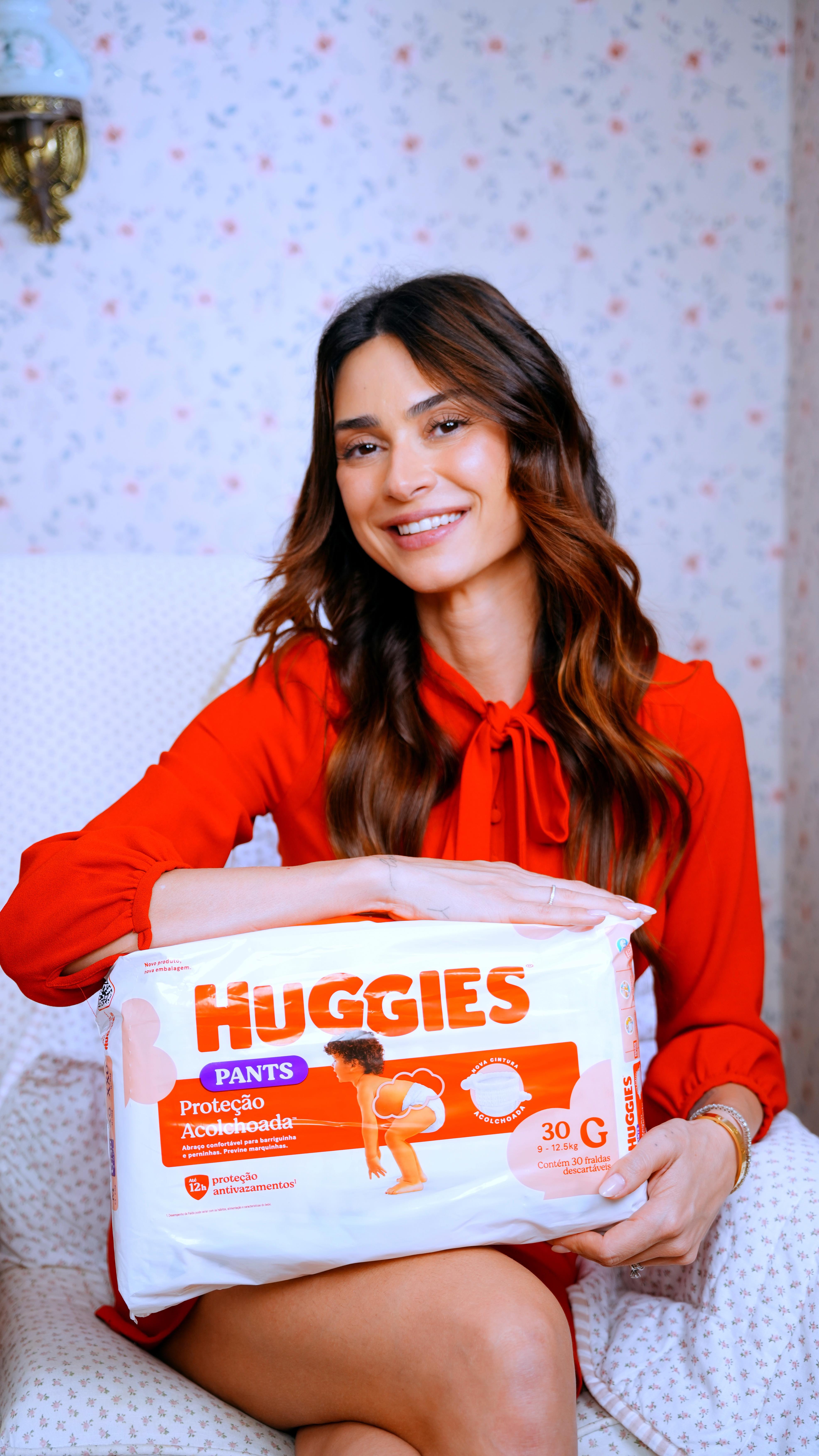 Instagram post by @thailaayala for Huggies. Caption reads: Ela chegou pra mudar tudo. 
E me ensinou que....
