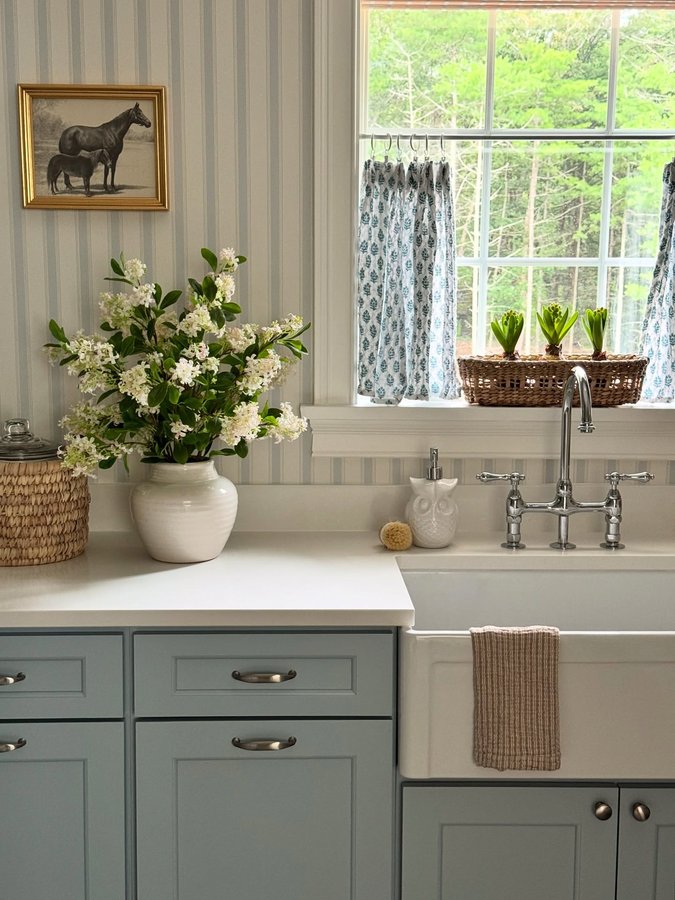 Instagram post by @leahwhitehome for Sandberg Wallpaper. Caption reads: New wallpaper in our laundry room🫶🏻I just can’t....