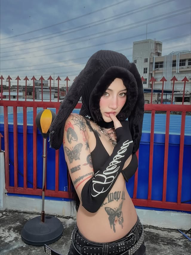 Instagram post by @nan_ptrm for Minga London. Caption reads: 💜🪽 @mingalondon 🪽OUR BLACK FRIDAY SALE IS ON....