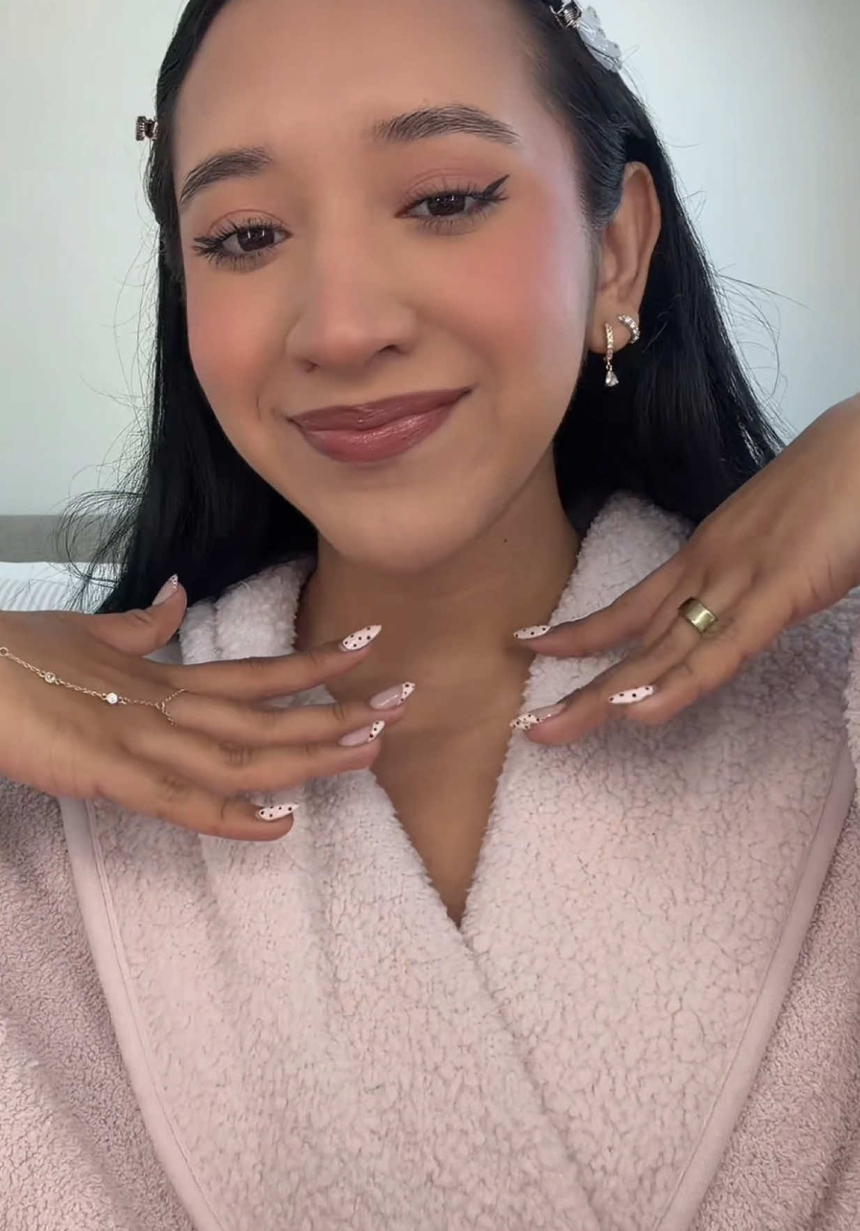 TikTok post by @nashlyvazquez for Emi Jay. Caption reads: [...] cosmetics @SACHEU Beauty US @Emi Jay @Brisa....