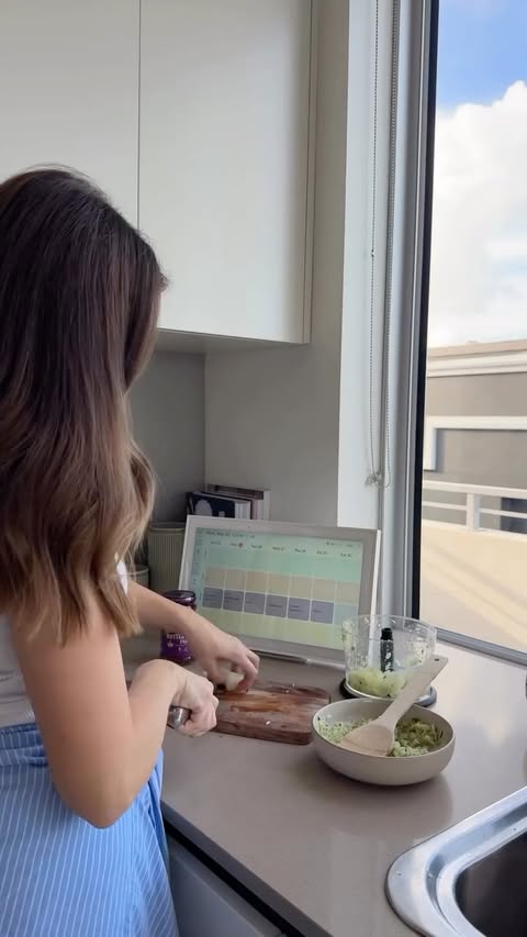 Instagram post by @jessica.louise.allen for Skylight Frame. Caption reads: Trying to keep up with meals, groceries,....