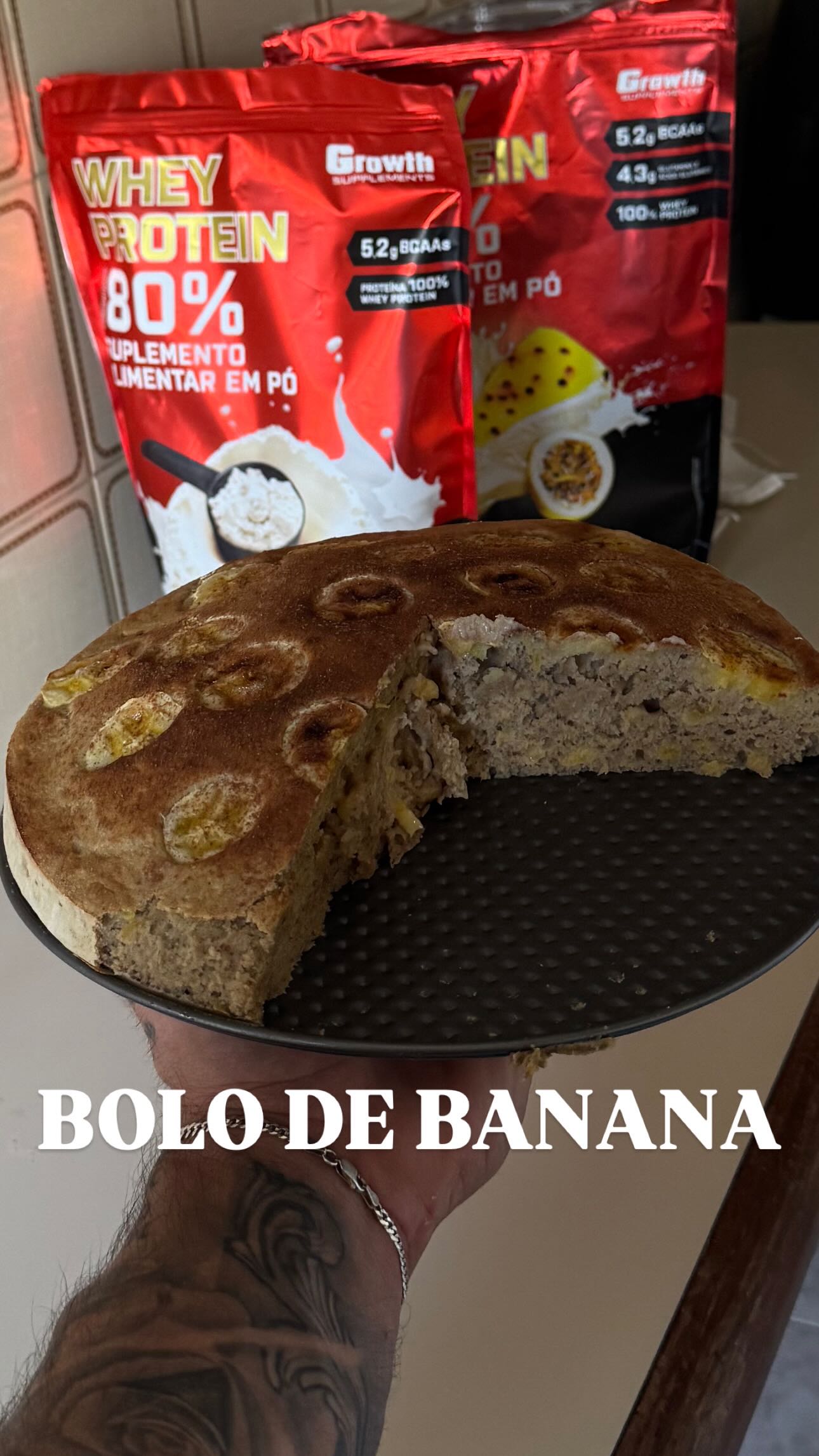 Instagram post by @vini.caldi for Growth Supplements. Caption reads: 🍌✨ Bolo simples de banana, rápido e saudável:
✔️....