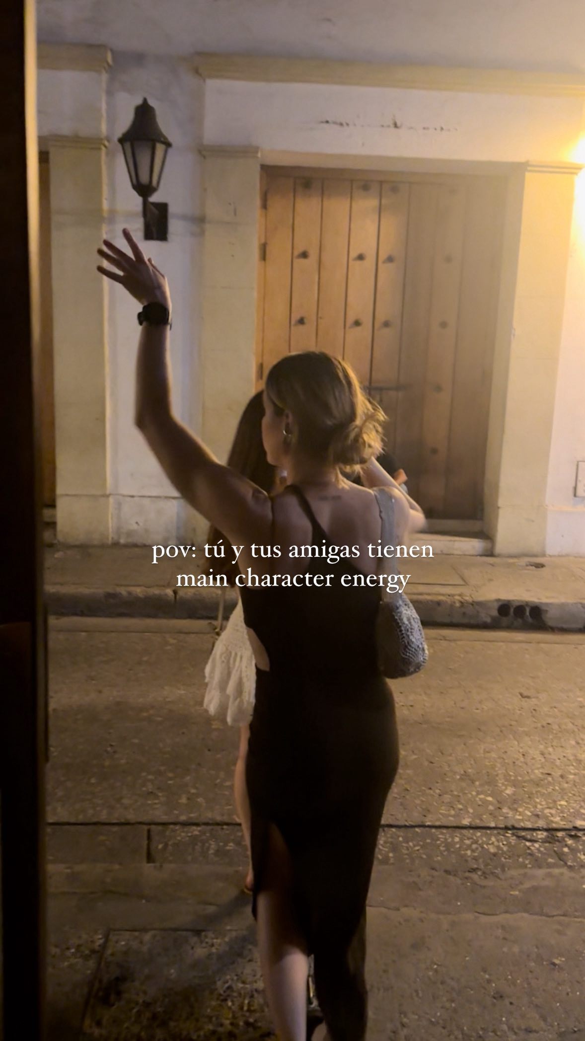 Instagram post by @valentinagomez.o for LATAM Airlines. Caption reads: Cuando tus amigas y tú se creen rockstars… y puede....