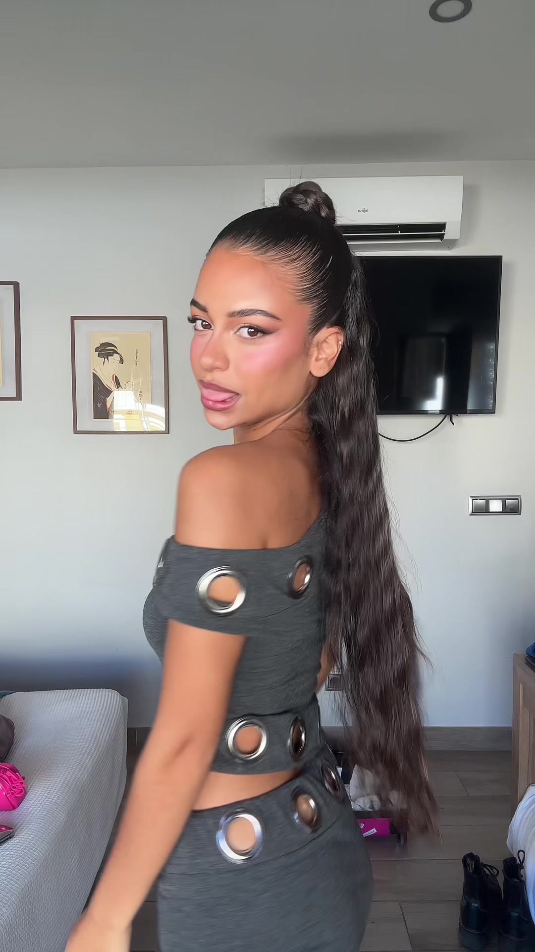 TikTok post by @emacuevas for Bourjois. Caption reads: [...] LA VELADA DEL AÑO V 🥊 pd: opiniones? |....