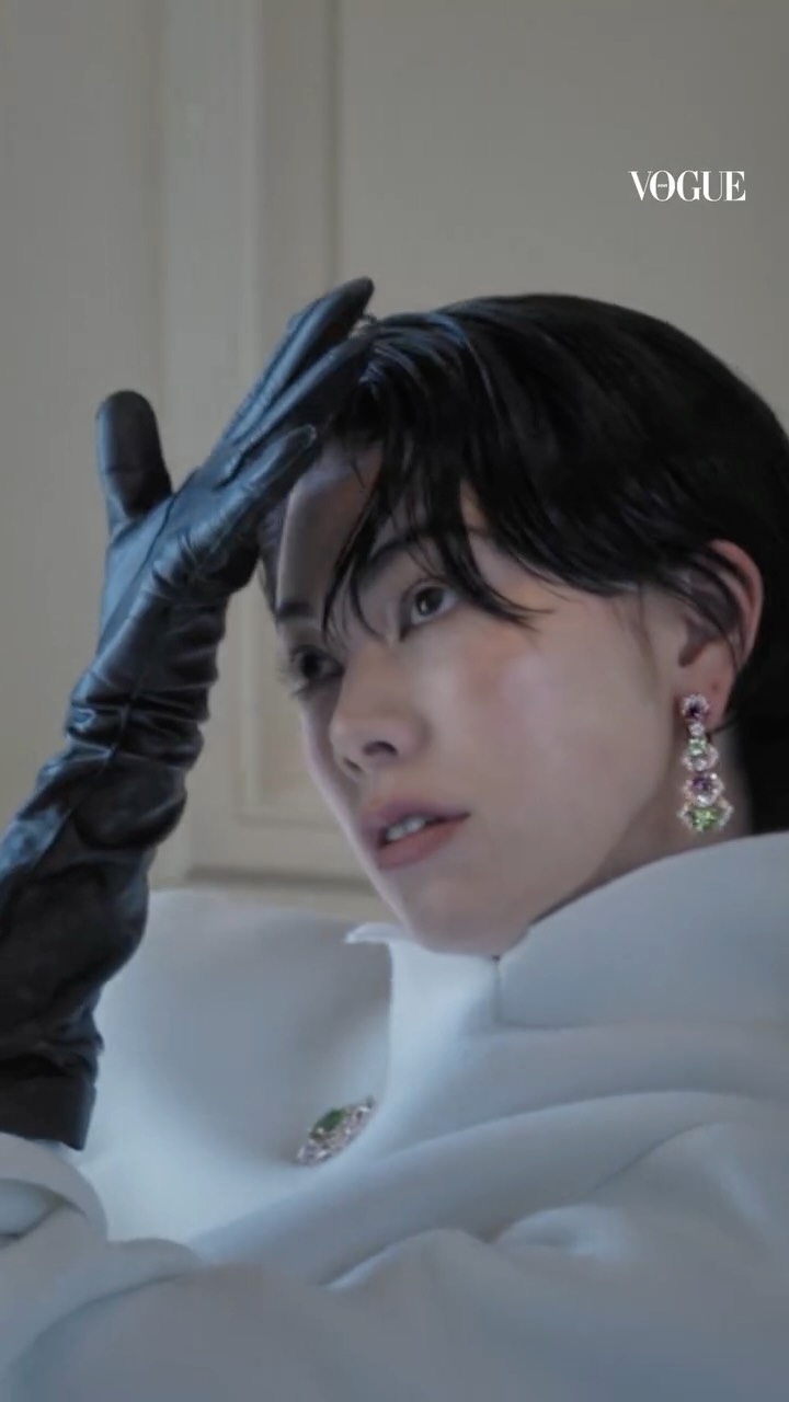 Instagram post by @hikari for Bulgari. Caption reads: “ハンサムプリンセス”森星がカバースター。「ネオ・フェミニン」がテーマの10月号は本日9月1日（月）....