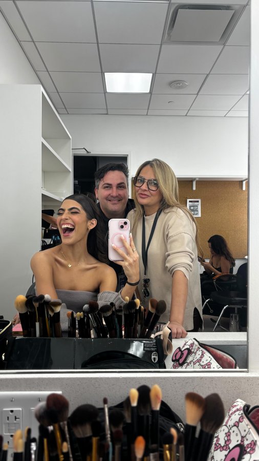 Instagram post by @laurarosguer for Telemundo. Caption reads: [...] from ear to ear 👑😁✨ #ReinaPorUnDia....