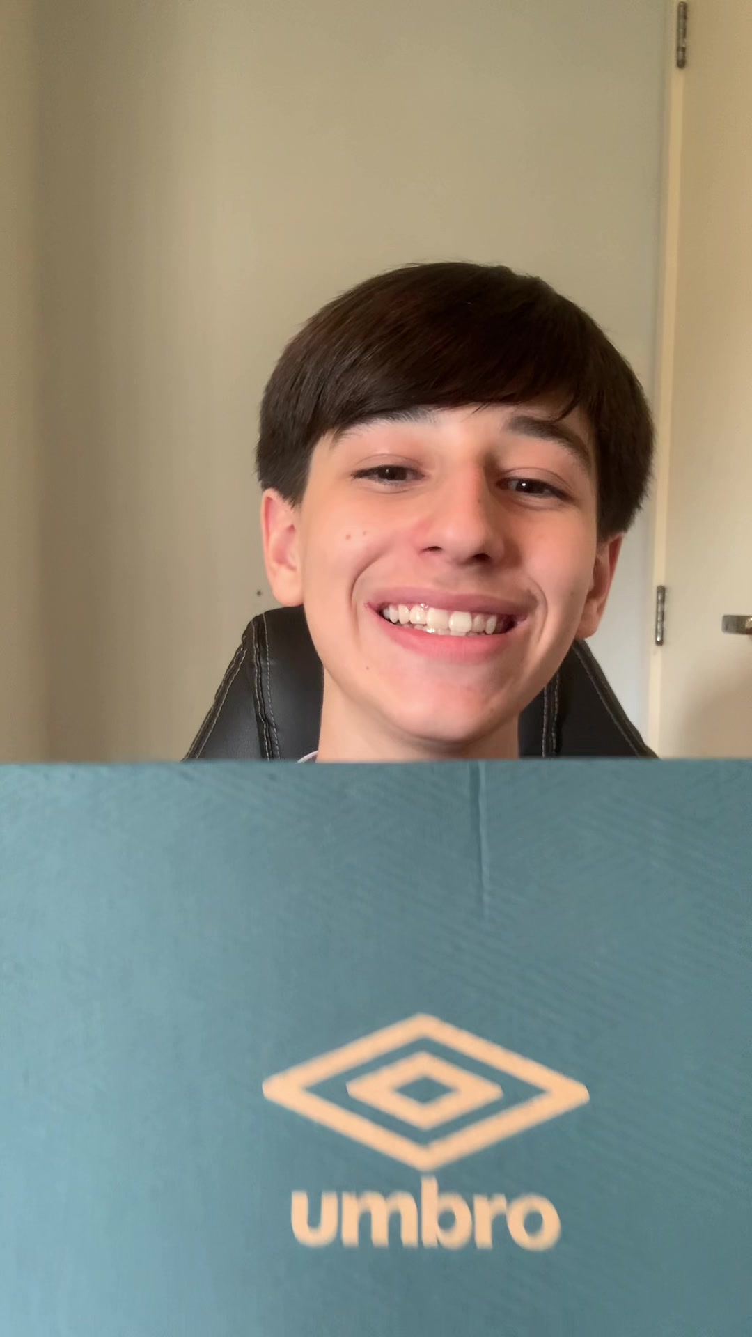 TikTok post by @pabloherrero__ for Umbro. Caption reads: Minha nova pro 5 👟@Umbro .