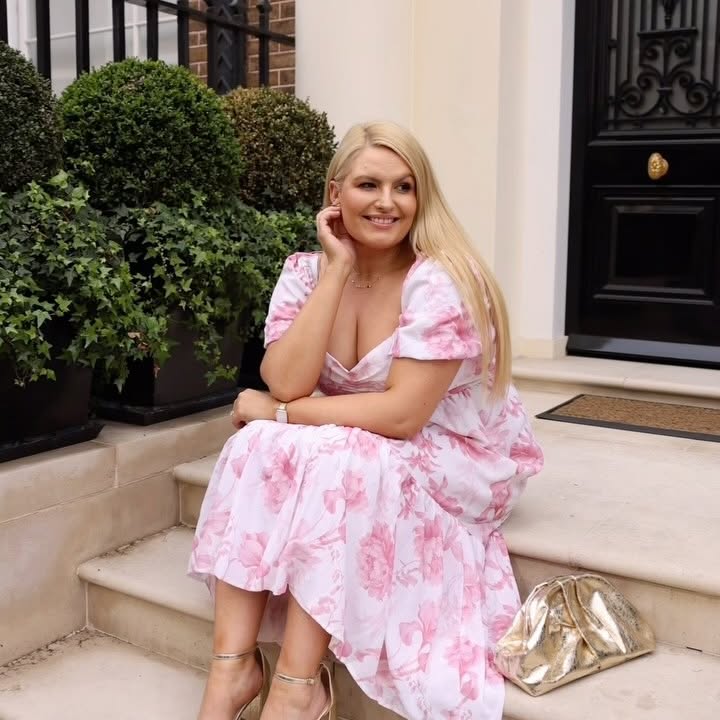 Instagram post by @stylemecurvy for Lipsy London. Caption reads: A gorgeous afternoon with Lipsy in London....