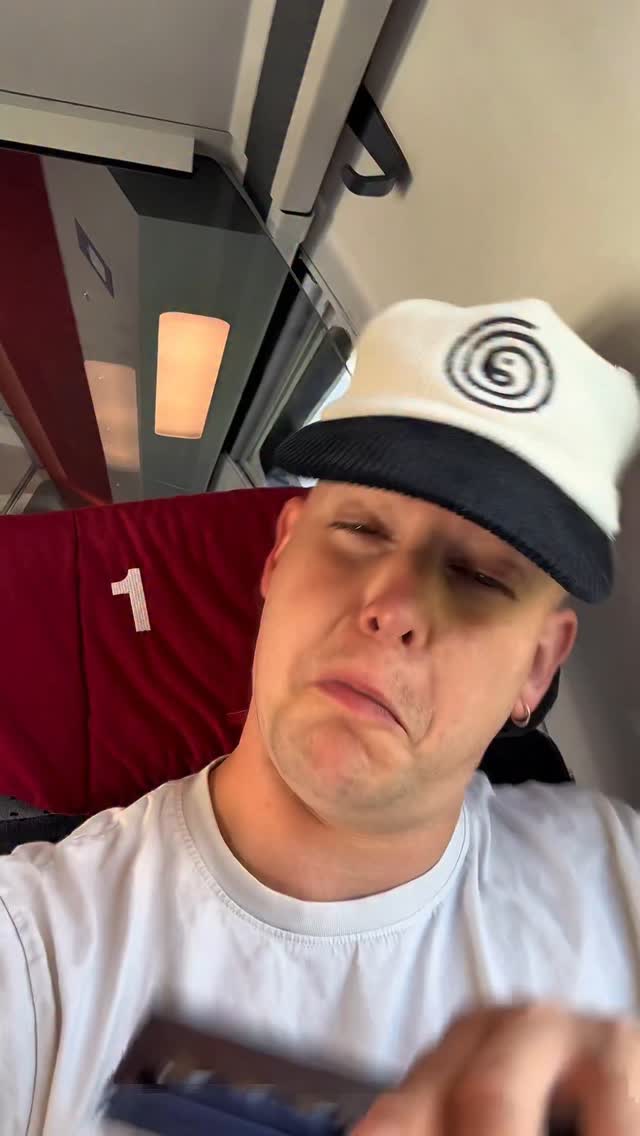 Instagram post by @ericwdrae for Samsung Switzerland. Caption reads: De HB-Hänger mit sim neue Wingman uf Traumfrau....