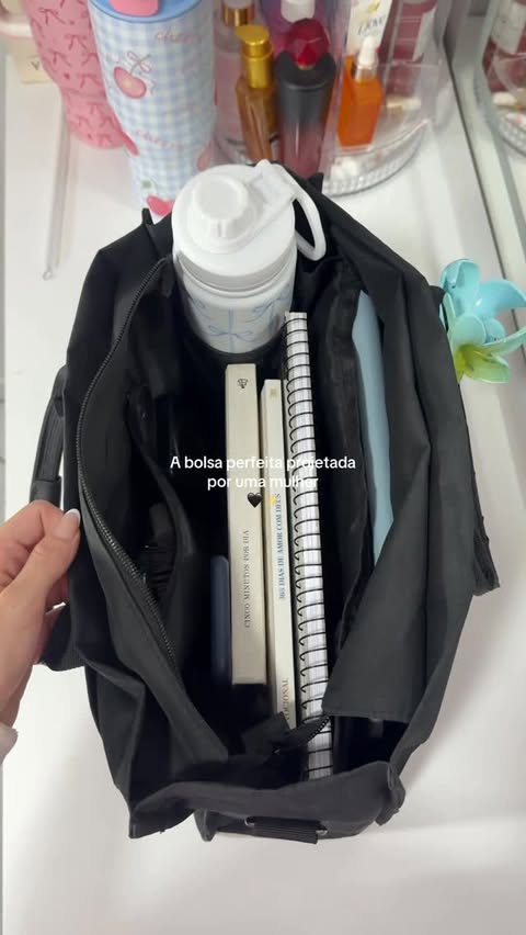 Instagram post by @beatrizcavalcanttee_ for Gocase. Caption reads: [...] pra faculdade/trabalho 🥹🖤✨

Tote mini la....