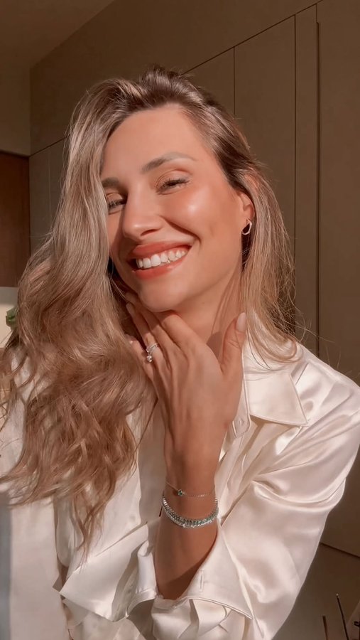 Instagram post by @vallibeatrice for Morellato. Caption reads: Officially in the Xmas Mood🫶🏻✨
....