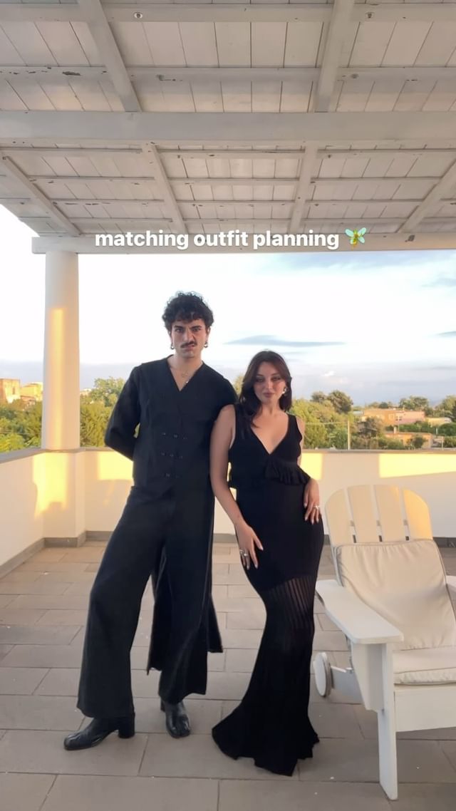 Instagram post by @gio0ele for YOOX. Caption reads: [...] e sembriamo gemelli 👯‍♀️

Outfit via @yoox.