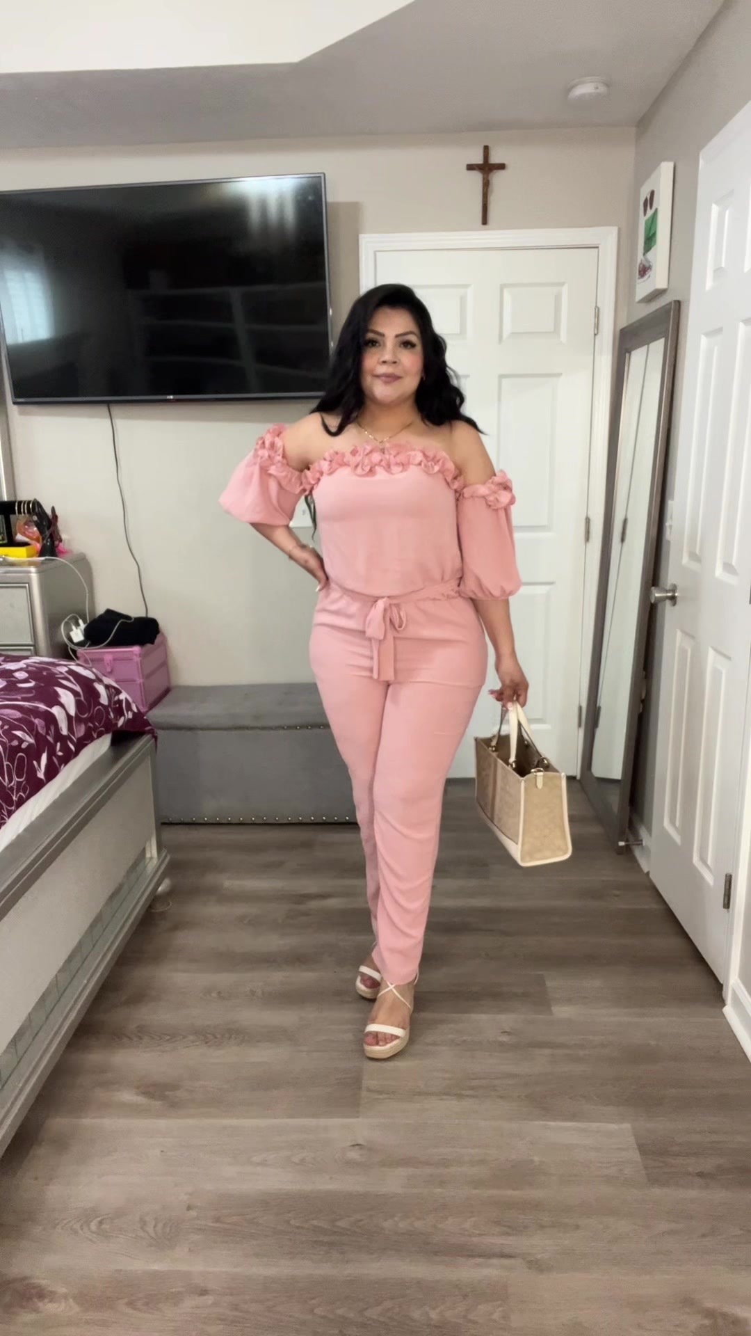 TikTok post by @gladisrv2 for ChicMe. Caption reads: [...] TikTok shop. Usando talla L.....