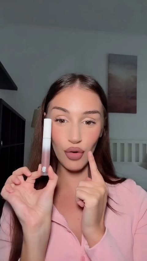 Instagram post by @adrianabazgan_ for Overskin. Caption reads: Durata incredibile! Kiss Code n 01 di @overskin.