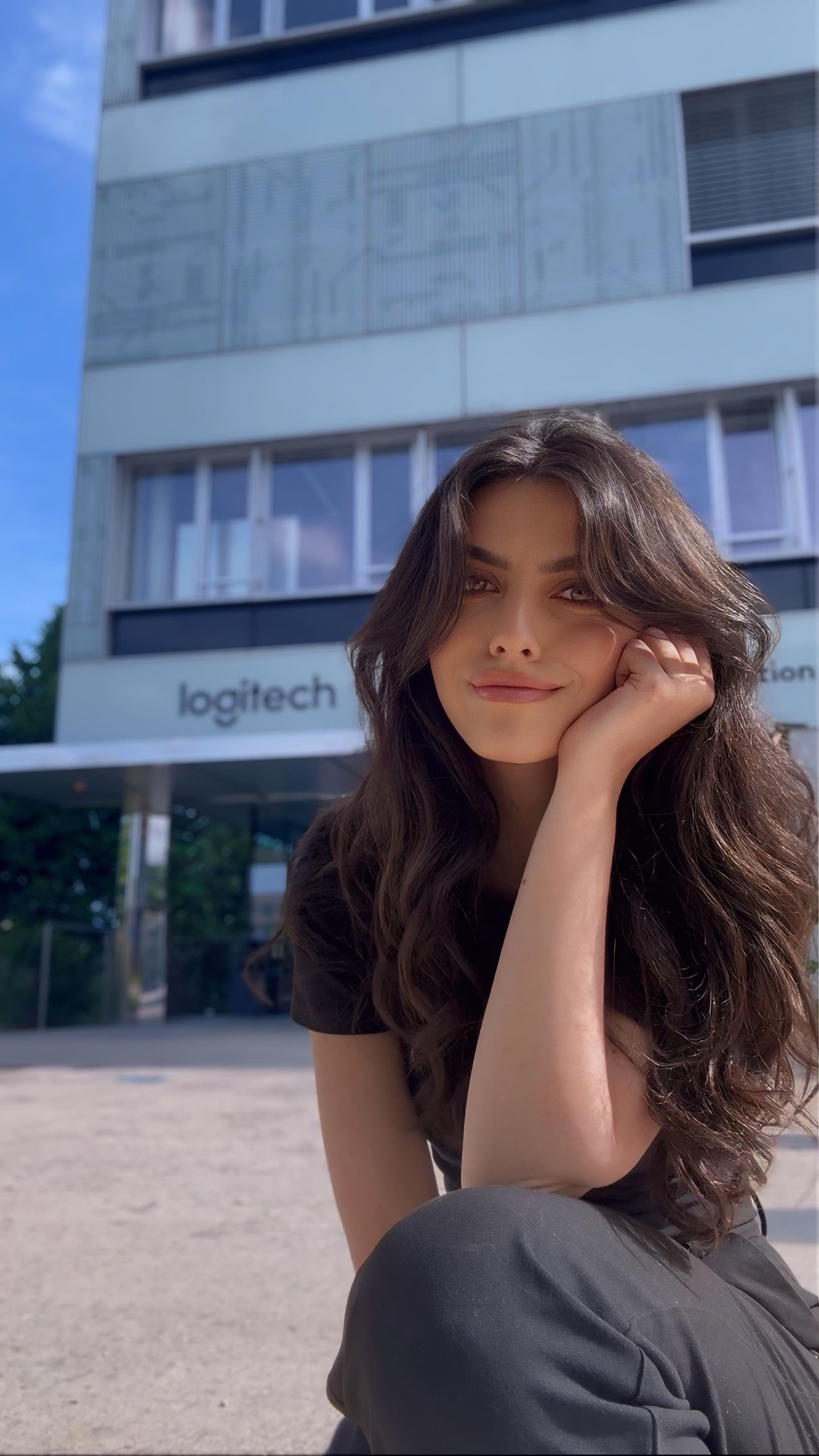 Instagram post by @estherium__ for Logitech. Caption reads: Dites-moi que je ne suis pas la seule 😳 Merci....