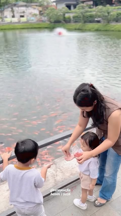 Instagram post by @verayosefin for Bambi Baby. Caption reads: [...] jaga aroma badan/keti 🤭 wajib pakai....