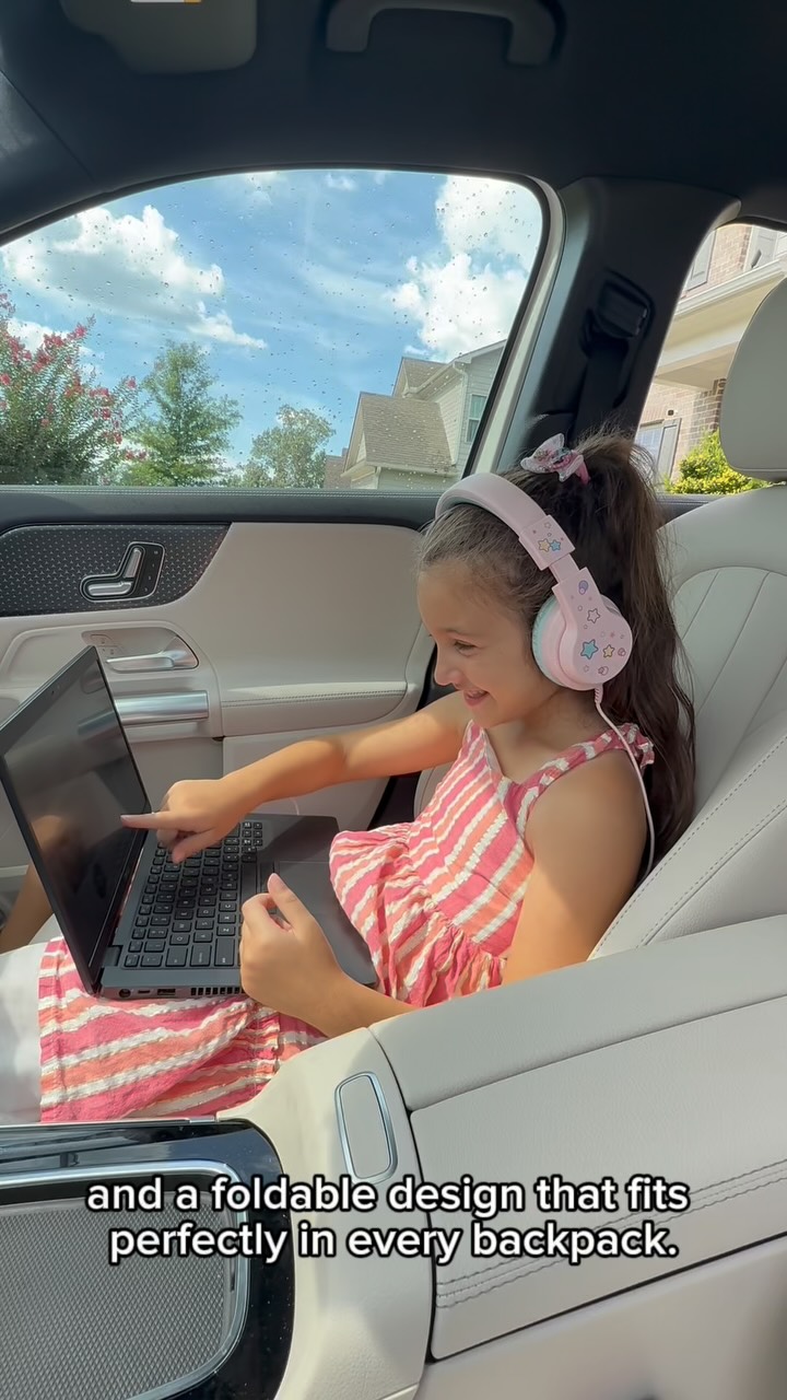 Instagram post by @ugczeyn for iClever. Caption reads: [...] to school mornings just got better with....