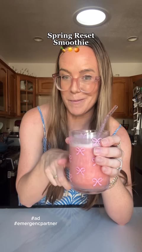 Instagram post by @eatswithevad for Emergen-C. Caption reads: [...] would be this smoothie with @emergenc....