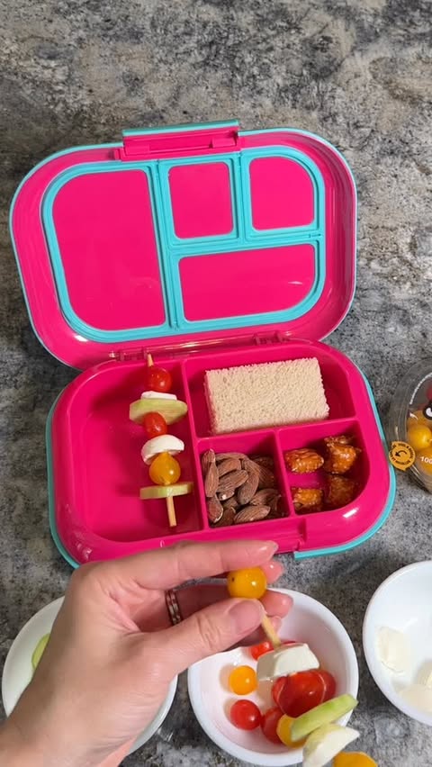 Instagram post by @mommareview for Bentgo. Caption reads: [...] skewers in today’s....