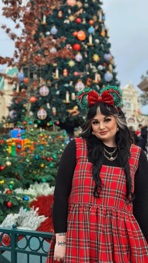 Instagram post by @popcornandglitter for Zavvi. Caption reads: [...] amazing boxset is available from @zavviuk,....