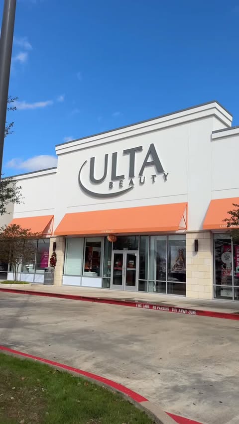 Instagram post by @itzellcastaneda for Kopari Beauty. Caption reads: Some of my top items! A little Christmas exchange....