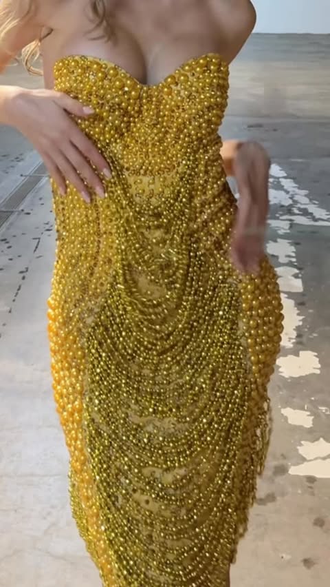 Instagram post by @ioanamorarru for Mew Mews. Caption reads: All eyes on gold ✨

20% off with code IoanM20....