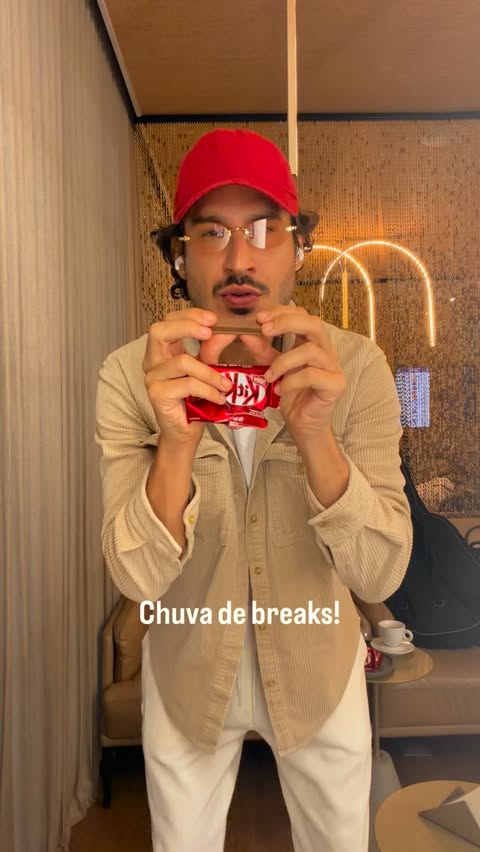 Instagram post by @carluz33 for KITKAT. Caption reads: [...] Sonza e Dennis, dia 03/09, nos canais de....