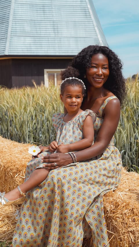 Instagram post by @deddehhoward for LOFT. Caption reads: [...] perfect for real mom life. Loving this @LOFT....
