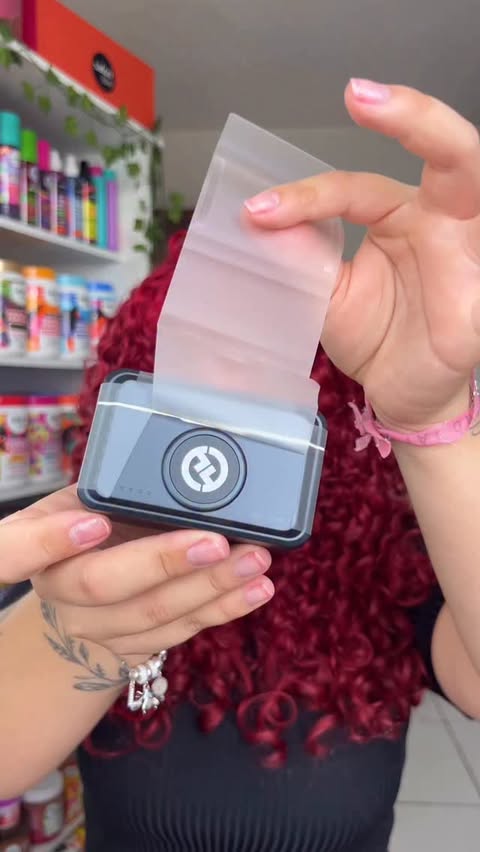 Instagram post by @leticiafranss for Shopee. Caption reads: [...] nissooo 😭🥹 ID do microfone na @shopee_br :....