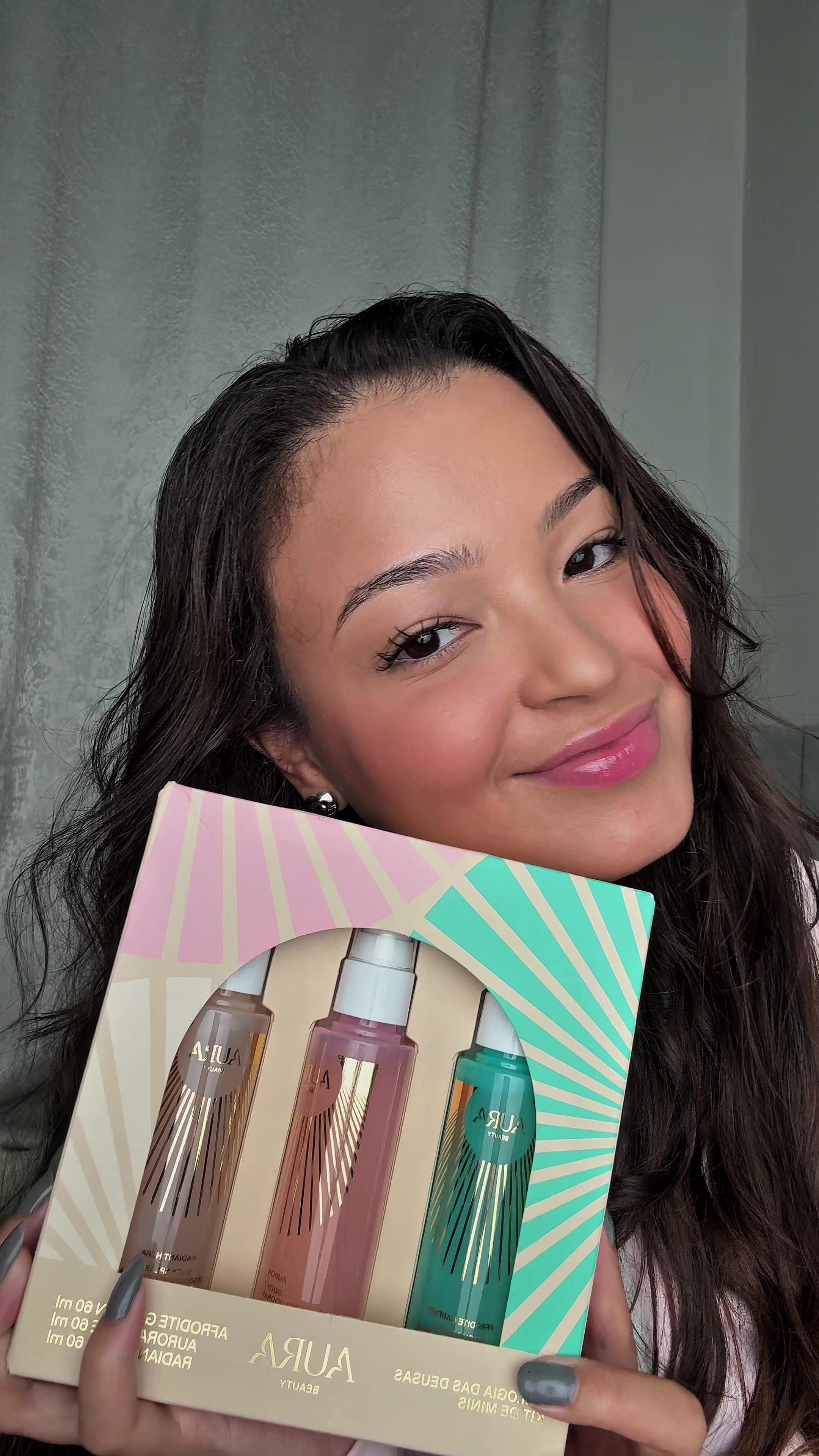 TikTok post by @anamarcelaferute for Aura Beauty Club. Caption reads: [...] perfeito! Sou obcecada pela @Aura Beauty....