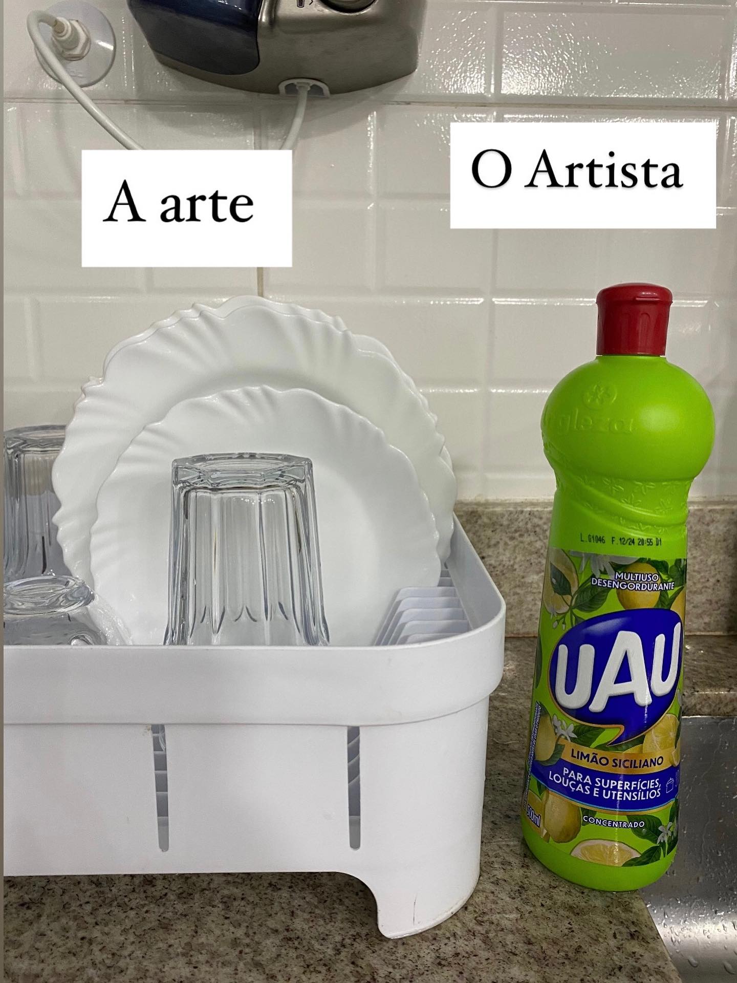 Instagram post by @ingridserraa for UAUIngleza. Caption reads: O melhor multiuso para lavar louças! 🍽️🍋

O....