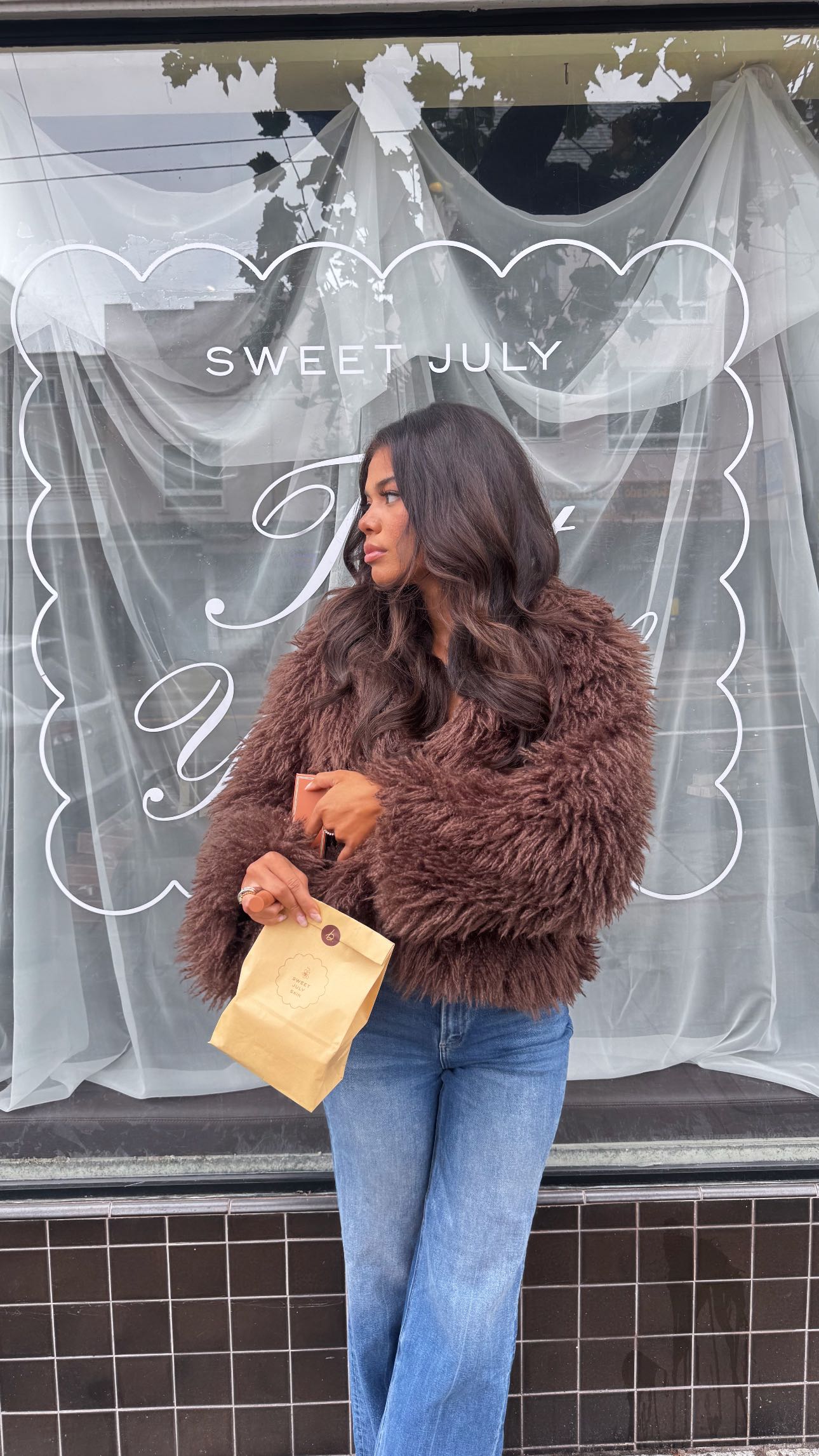 Instagram post by @alma.cooper for Ardell Beauty. Caption reads: honestly such a look🤭🤍✨🤤

lashes @ardellbeauty....