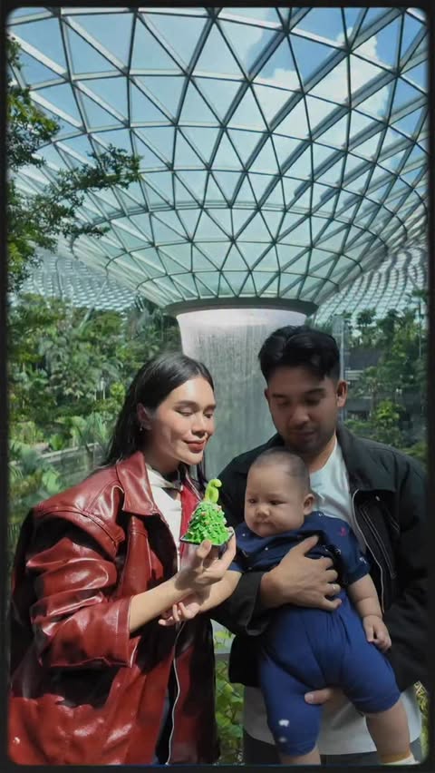 Instagram post by @dindaayudita for VisitSingapore. Caption reads: [...] SG hahaha! @visit_singapore #VisitSingapore....