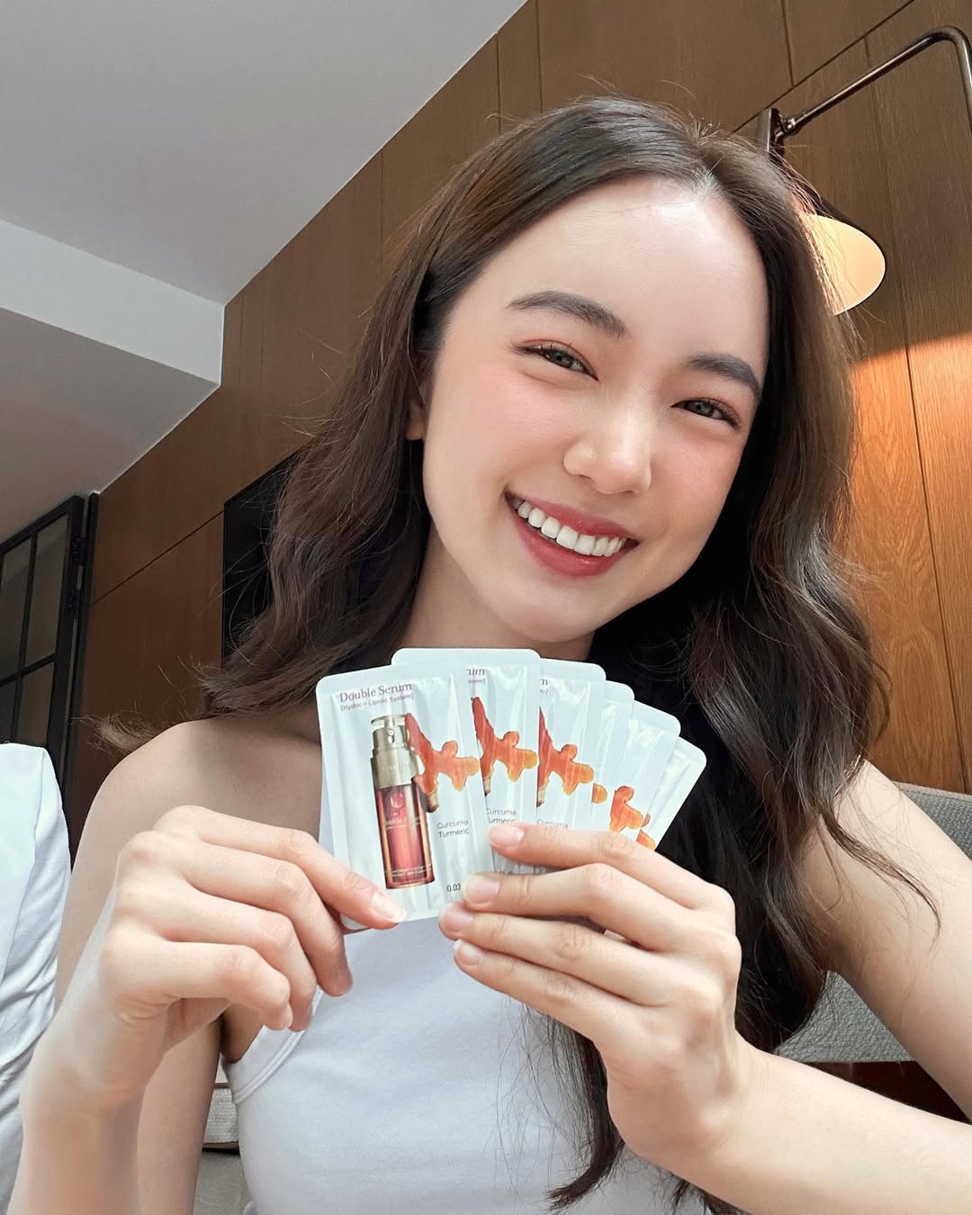 Instagram post by @buanalinthip for Clarins Thailand. Caption reads: #ทีมบัว มารวมกันตรงนี้เลยค่า เพราะบัวมี Double....