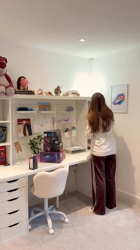 Instagram post by @louise_andallthingshome for Philips Hue. Caption reads: [...] game room! I obviously went for Philips Hue....