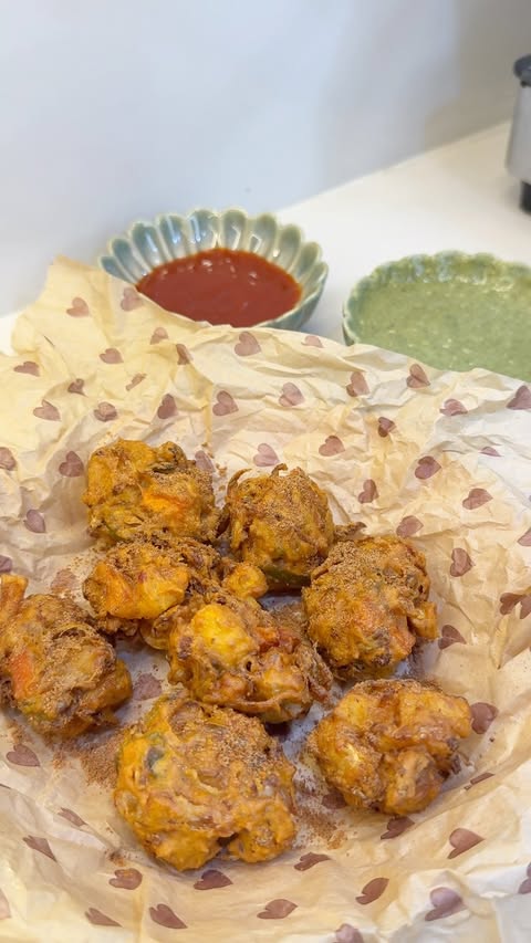 Instagram post by @simms.ylicious for Fortune Foods. Caption reads: Breaking News! 🎙️🌧️ Monsoon ki sabse crispy....