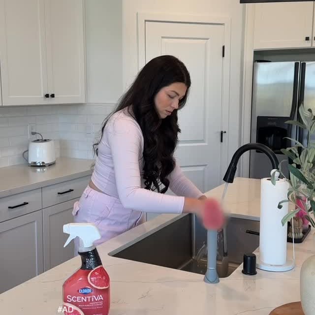 Instagram post by @sunkissed.mama for Clorox. Caption reads: #ad My family is coming to visit this week, and....