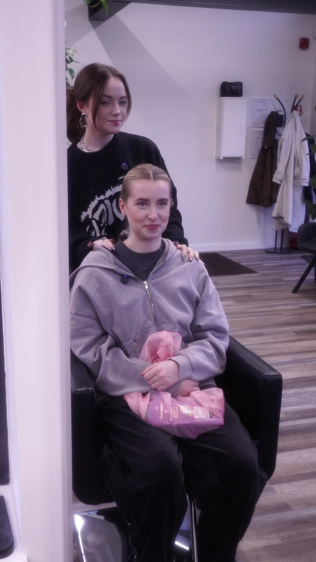 TikTok post by @pajadaite for Schwarzkopf. Caption reads: Jūsų plaukai nusipelnė atsigauti <33  O Gliss Full....