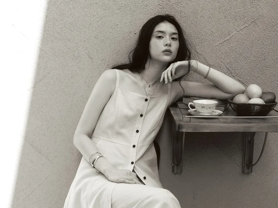 Instagram post by @emiliecporter for ROEM. Caption reads: ✨️🌥 🤎💛@roem_official #ROEM . . . . . #로엠 #캠페인....