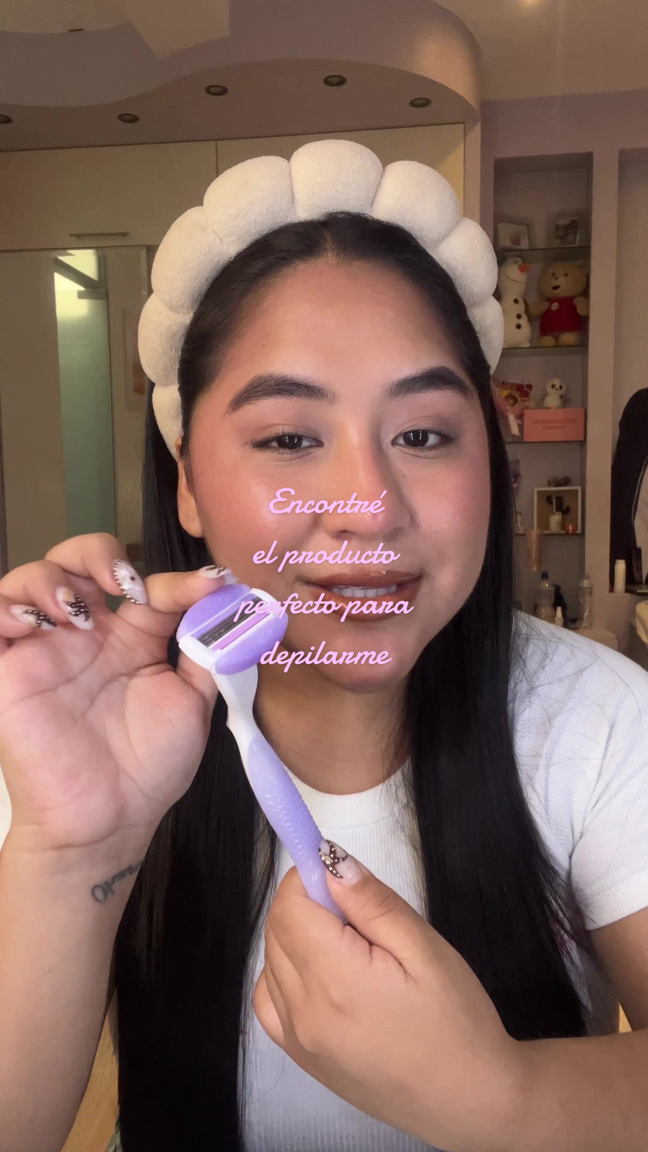 TikTok post by @alisonruizzg for Gillette Venus. Caption reads: Gracias🩵 @Gillette Venus por mi piel suave🪒🤍....