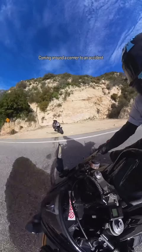 Instagram post by @zdaily_rr for MotoLoot. Caption reads: [...] 𝗙𝗼𝗿 𝟭𝟬% 𝗼𝗳𝗳 . @motoloot 𝑲𝒆𝒚𝒕𝒂𝒈....