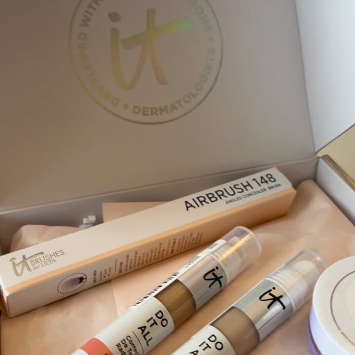 Instagram post by @beautytipsz for IT Cosmetics. Caption reads: Thanks @itcosmetics for this amazing gift! 

The....