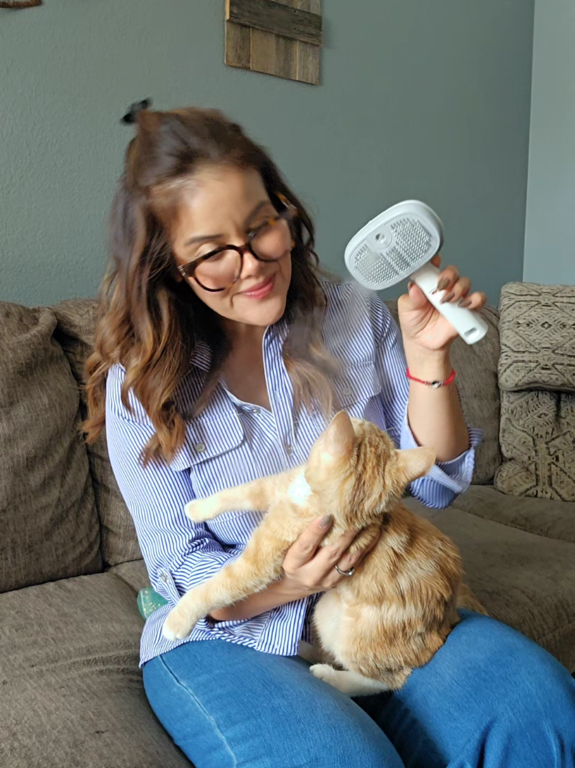 TikTok post by @anitabaila_tts for Pecute. Caption reads: Para gatos o perros 🩷 #pecute #petsprayhaircomb....