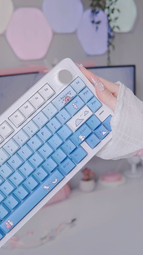 Instagram post by @cozylysee for Epomaker. Caption reads: [...] 𝐹𝑙𝑎𝑡 🔗 ૮ • ﻌ - ა gifted, publi....