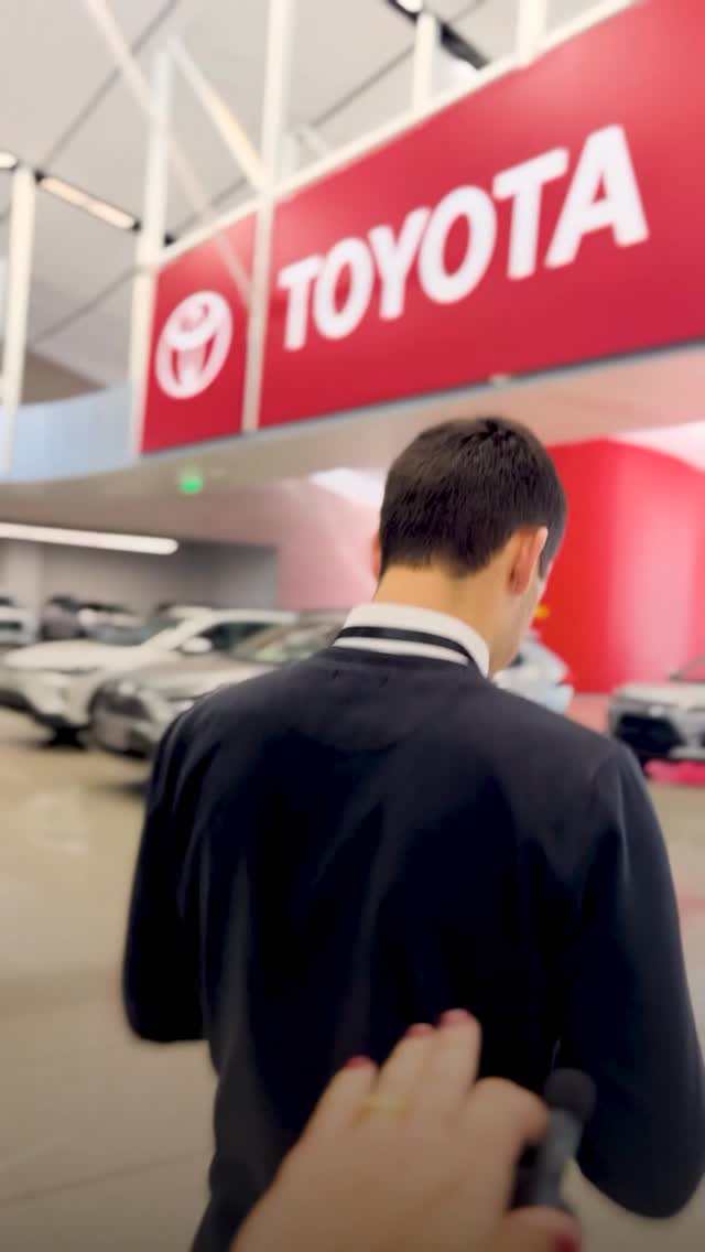 Instagram post by @grupotoyotoshi for Toyota. Caption reads: 3 asesores, 3 consejos, 1 sola conclusión👉🏼tu....