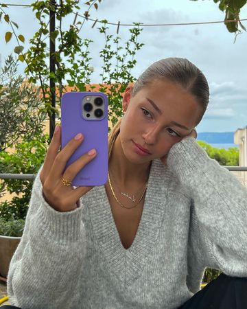 Instagram post by @emmasumic for Holdit. Caption reads: 🤍💜 @holditbrand.