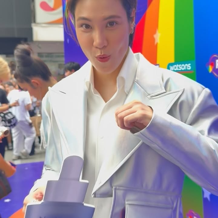 Instagram post by @jeab_lalana for NEUTROGENA. Caption reads: เก็บตกเดือนแห่งการเฉลิมฉลอง Pride Month....