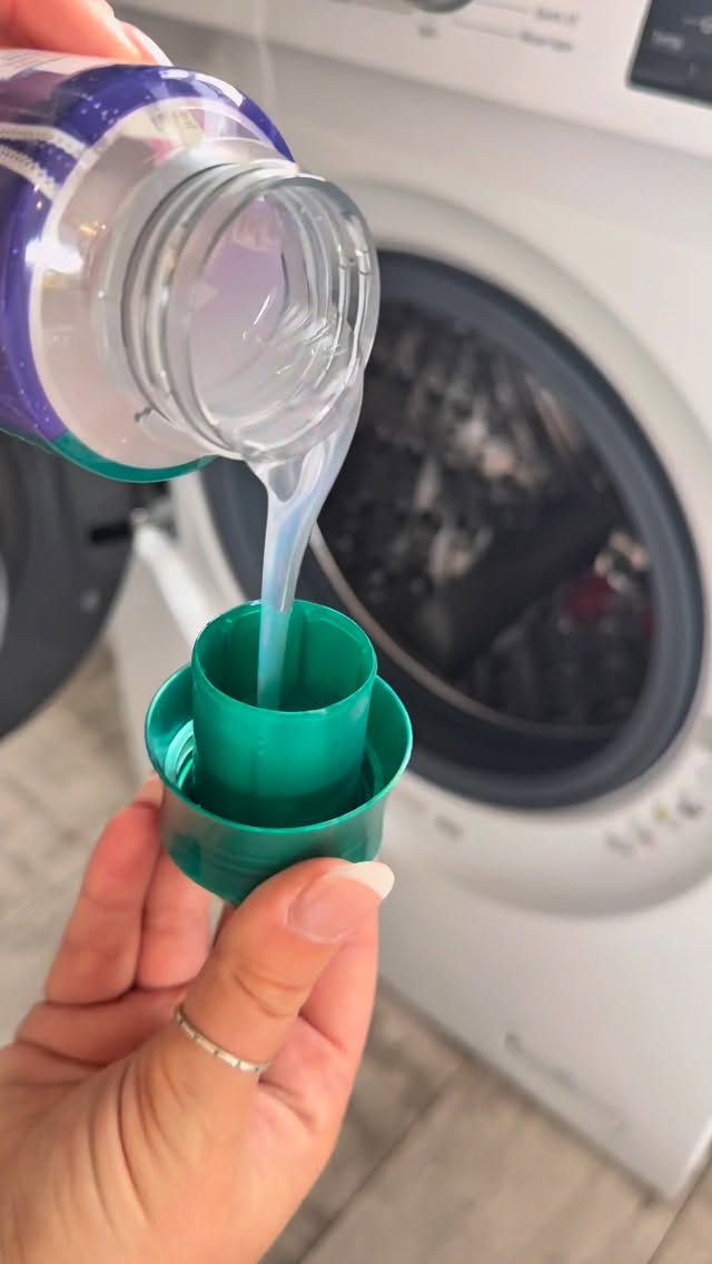 Instagram post by @_laurenscleaning for Cleanipedia. Caption reads: [...] #cleaningaccount #reset #winterscents....