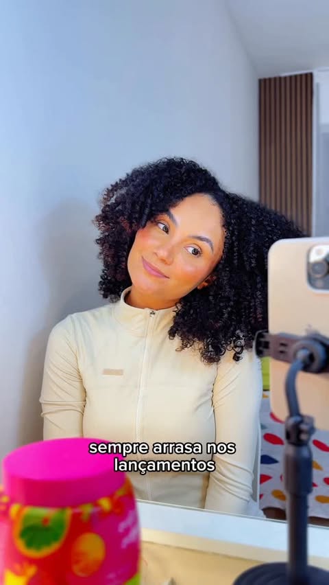 Instagram post by @isabelasoulza_ for Salon Line. Caption reads: Eu sou apaixonada  no Pink Limonade da....