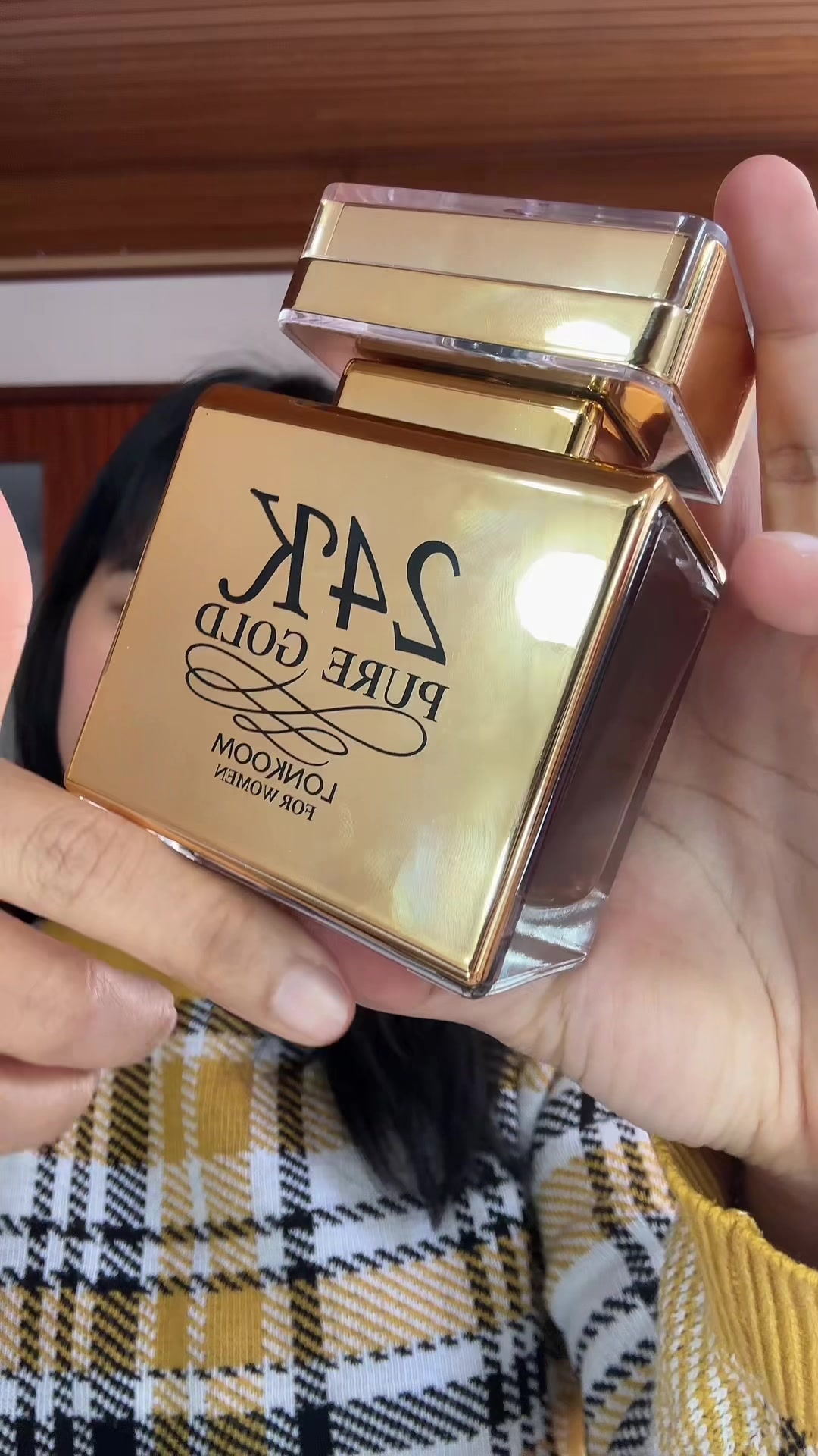 TikTok post by @windyrann_ for LONKOOM.ES. Caption reads: Perfume 24k pure gold @LONKOOM.ES #lonkoomperfume....